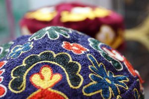 Na fotografii "tiubietiejki" - uzbekistańskie haftowane czapeczki