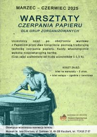 Warsztaty czerpania papieru dla grup, 5 zł/os. + bilet wstępu; w tle dawny warsztat papierniczy.