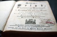 Strona tytułowa starodruku, widoczne pieczęcie, skreślenia, dopiski