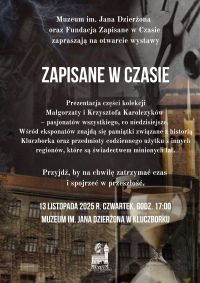 Zapisane w czasie - w tle plakatu budynek muzeum, fragment zegara, palące się świece