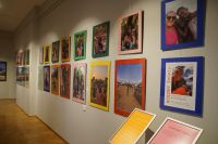 Kolory świata — Etiopia, fragment ekspozycji, ściana z fotografiami