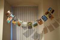 Kolory świata — Etiopia, fragment ekspozycji - wiszące na sznurku zdjęcia mieszkańców Etiopii