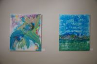 Fragment ekspozycji, na ścianach kolorowe, abstrakcyjne prace