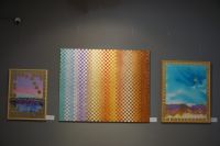 Fragment ekspozycji, na ścianach kolorowe, abstrakcyjne prace