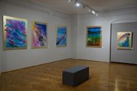 Fragment ekspozycji, na ścianach kolorowe, abstrakcyjne prace