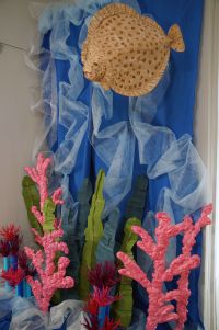 Fragment aranżacji plastycznej przedstawiającej: morze, rafę koralowa, glony, ukwiały i rybę