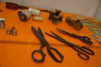 Co nieco o szyciu - fragment ekspozycji - w gablocie widoczne krawieckie nożyczki