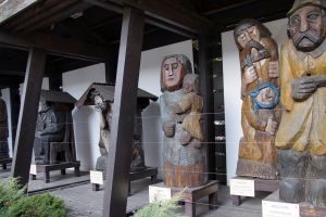 Fragment ekspozycji - ule figuralne w pawilonie przy budynku muzeum