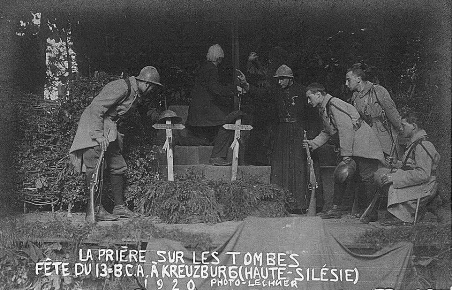 Modlitwa nad grobami poległych - inscenizacja (fotografia czarno-biała)