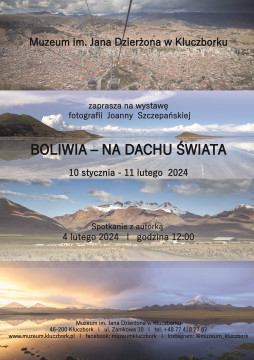 Plakat ekspozycji - Boliwia - na dachu świata. Na posterze cztery panoramy przedstawiające: widok z góry na stolicę La Paz, oraz fotografie krajobrazu - góry, jezioro.