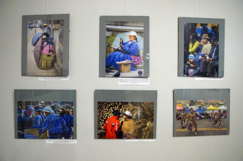 Fragment ekspozycji - sześć fotografii przedstawiających ludzi w strojach karnawałowych oraz sytuacje z życia codziennego