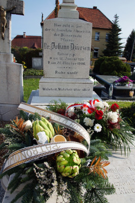 Cmentarz parafialny w Łowkowicach - miejsce spoczynku ks. dra Jana Dzierżona