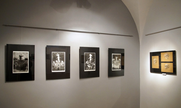 Fragment ekspozycji - na ścianie zawieszone czarno-białe grafiki oraz szkice