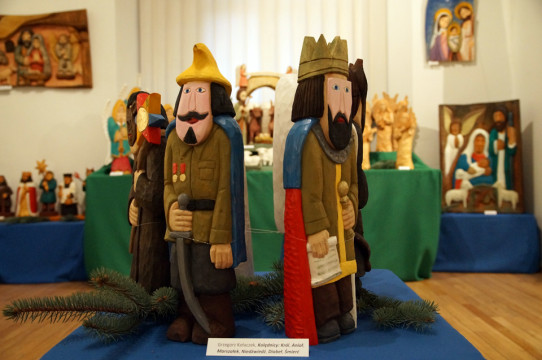 Fragment ekspozycji - na pierwszym planie drewniane figury przedstawiające kolędników: króla i marszałka