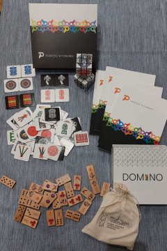 Gry pamięciowe, domino, kostki Rubika, katalogi wystawy.