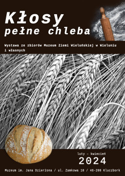 Kłosy pełne chleba - plakat ekspozycji. W centralnym miejscu czarno-biała fotografia przedstawiająca kłosy zboża, na drugim planie wałek do ciasta oraz bochenek chleba. 